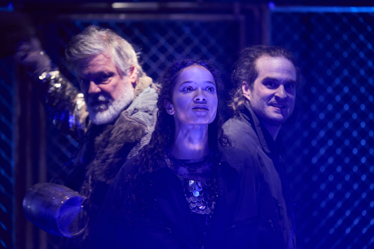 Schimmernde Schluchten – Bühnen Bern – Amelie von Godin zeigt mit dem Stück von Hausautorin Anaïs Clerc eine von alter Schande heimgesuchte ländliche Schweiz